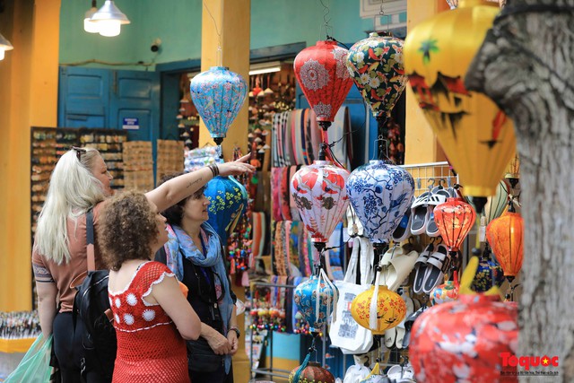 Du khách quốc tế tham quan và mua sắm đèn lồng ở phố cổ Hội An.